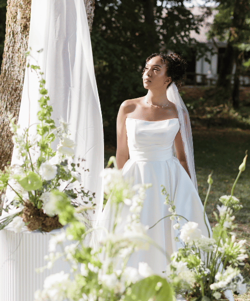 Braut zwischen Blüten